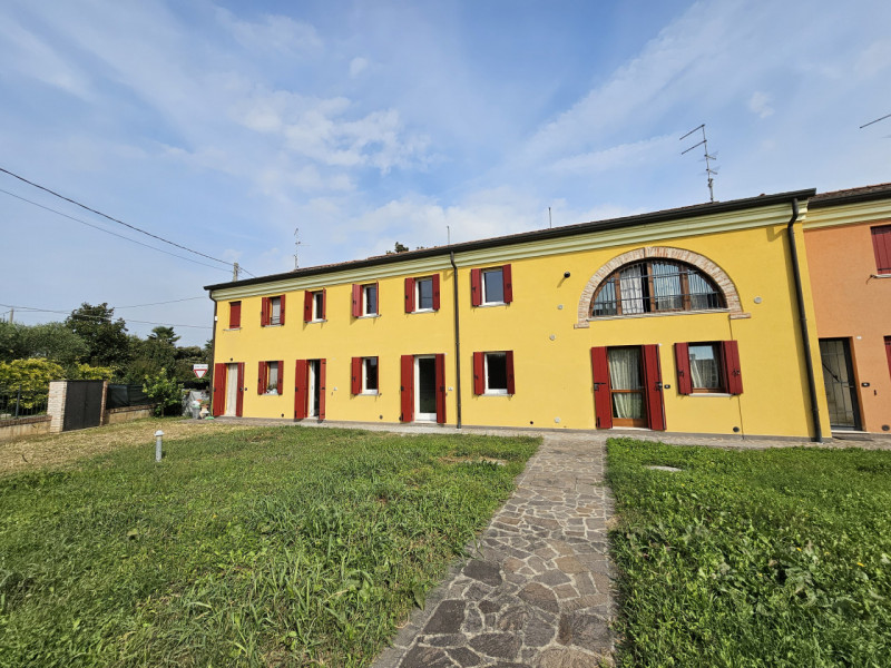 Proponiamo in vendita porzione di villetta a schiera di recente realizzazione, situata in una zon...