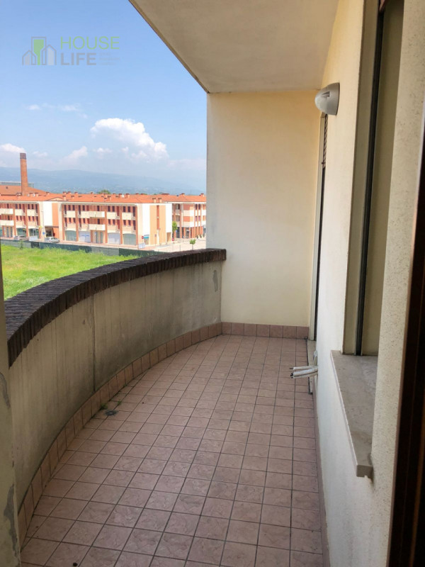 VILLAVERLA CENTRO: APPARTAMENTO BILOCALE A REDDITO situato al terzo piano con ascensore, terrazzo...