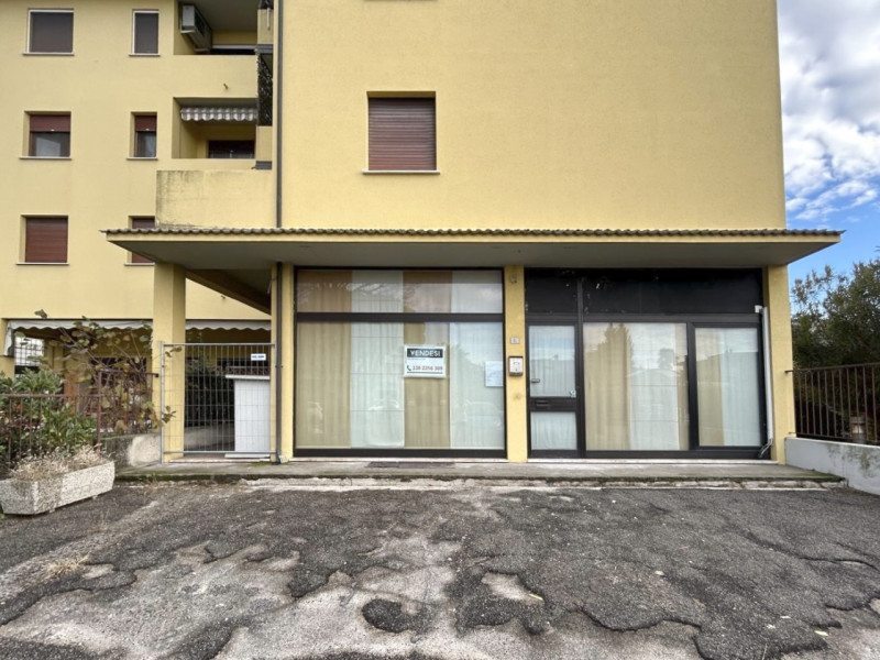 ALTAVILLA VIC. All'interno di un quartiere residenziale che ospita varie attività commerciali di ...