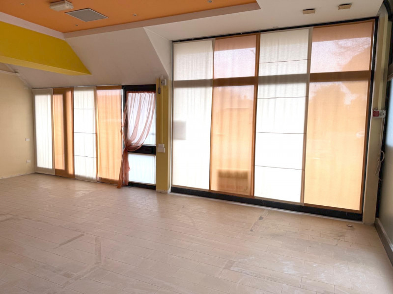 ALTAVILLA VIC. All'interno di un quartiere residenziale che ospita varie attività commerciali di ...