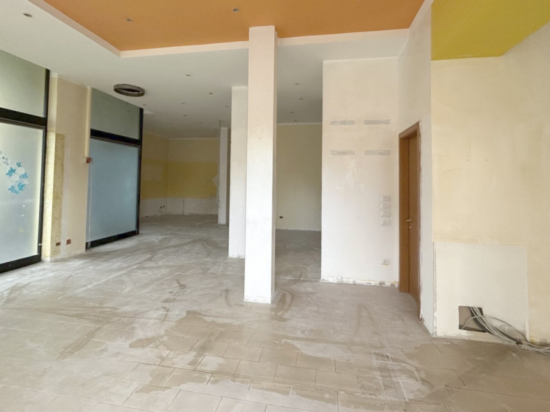 ALTAVILLA VIC. All'interno di un quartiere residenziale che ospita varie attività commerciali di ...