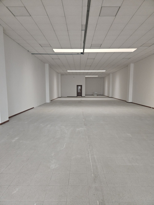 Scopri un'opportunità imperdibile nel cuore di Este! Ti presentiamo un ampio negozio in vendita, ...