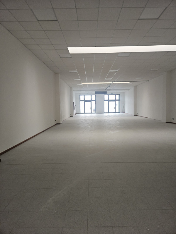 Scopri un'opportunità imperdibile nel cuore di Este! Ti presentiamo un ampio negozio in vendita, ...