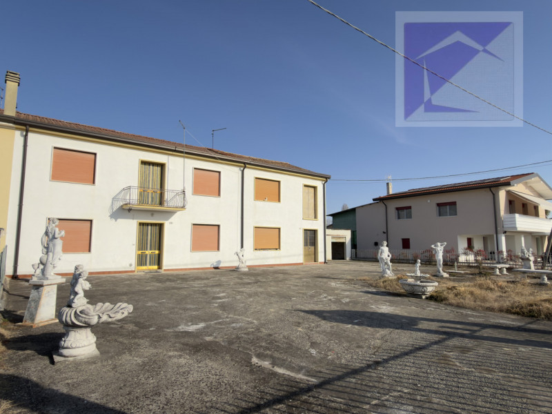 Borgoricco, in frazione di Sant' Eufemia, proponiamo in vendita porzione di bifamiliare da ristru...