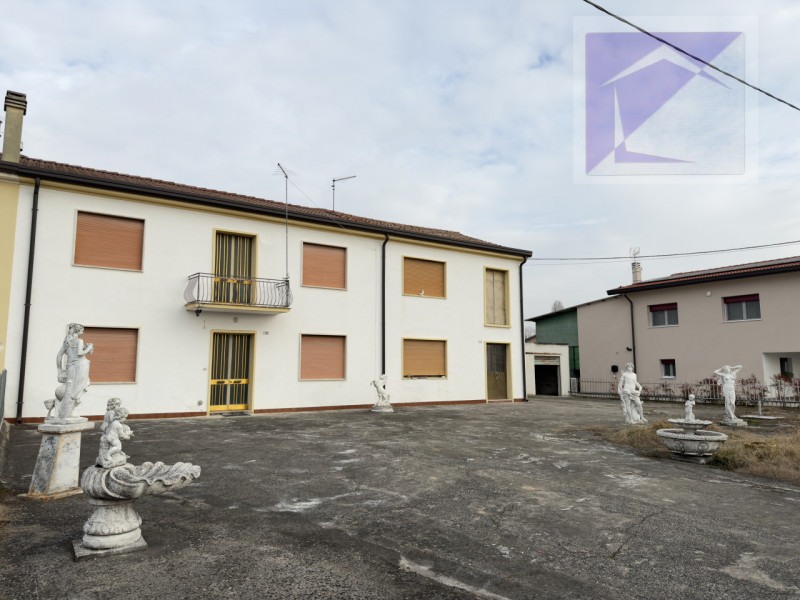 Borgoricco, in frazione di Sant' Eufemia, proponiamo in vendita porzione di bifamiliare da ristru...