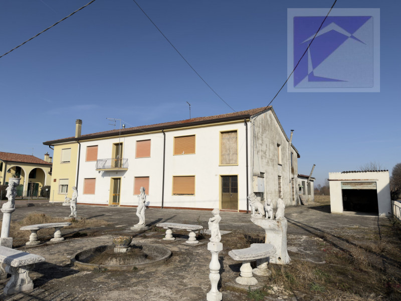 Borgoricco, in frazione di Sant' Eufemia, proponiamo in vendita porzione di bifamiliare da ristru...