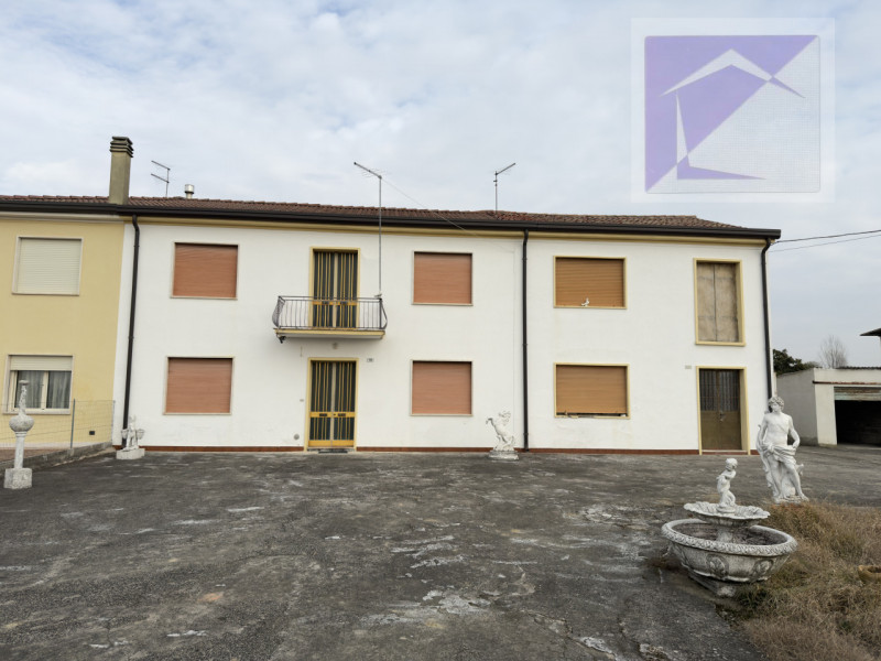 Borgoricco, in frazione di Sant' Eufemia, proponiamo in vendita porzione di bifamiliare da ristru...