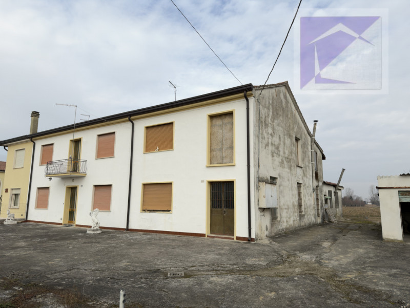 Borgoricco, in frazione di Sant' Eufemia, proponiamo in vendita porzione di bifamiliare da ristru...