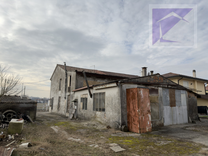 Borgoricco, in frazione di Sant' Eufemia, proponiamo in vendita porzione di bifamiliare da ristru...