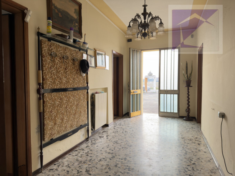 Borgoricco, in frazione di Sant' Eufemia, proponiamo in vendita porzione di bifamiliare da ristru...