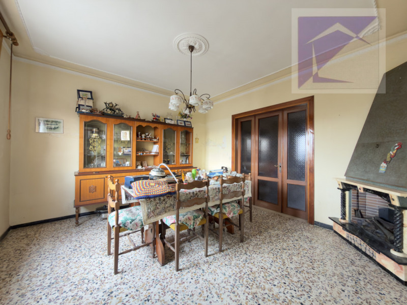 Borgoricco, in frazione di Sant' Eufemia, proponiamo in vendita porzione di bifamiliare da ristru...