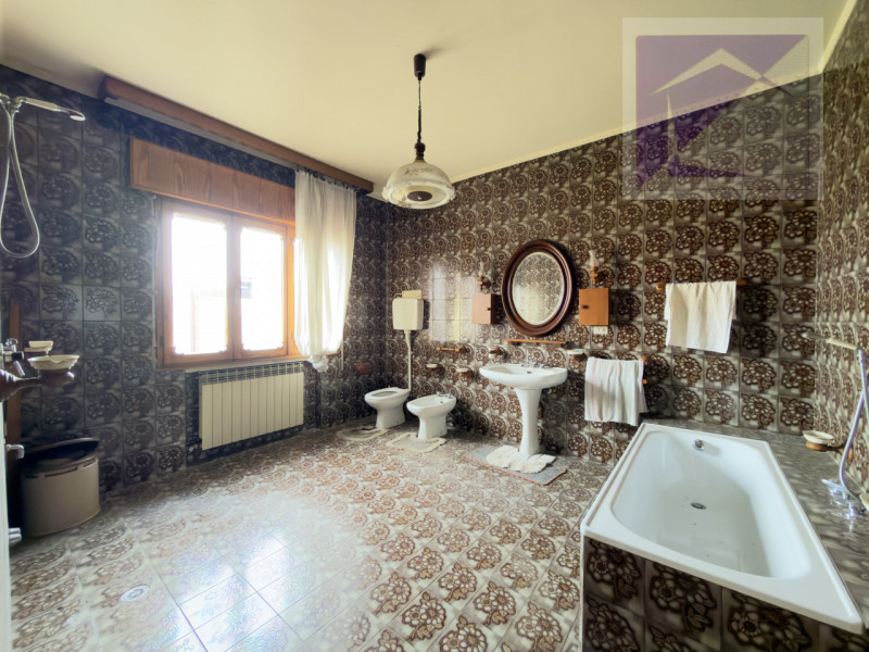 Borgoricco, in frazione di Sant' Eufemia, proponiamo in vendita porzione di bifamiliare da ristru...