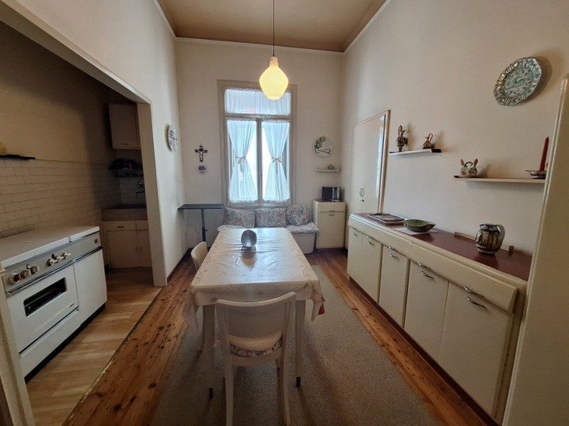 In centro storico, in palazzina signorile comoda a tutti i principali servizi, proponiamo apparta...