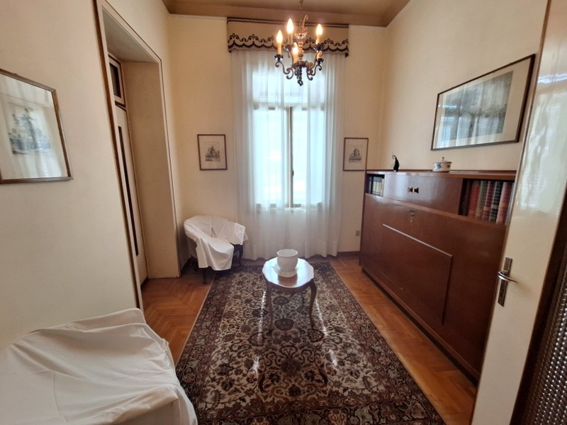 In centro storico, in palazzina signorile comoda a tutti i principali servizi, proponiamo apparta...