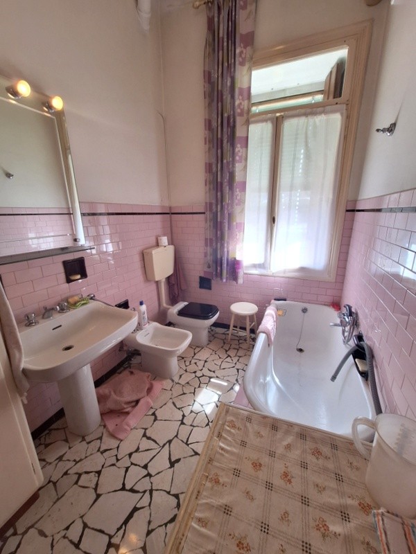 In centro storico, in palazzina signorile comoda a tutti i principali servizi, proponiamo apparta...