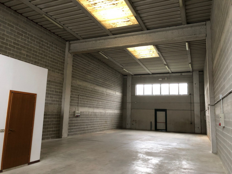 Quadrante Casa propone in affitto un capannone moderno e funzionale di circa 200 mq, situato nell...