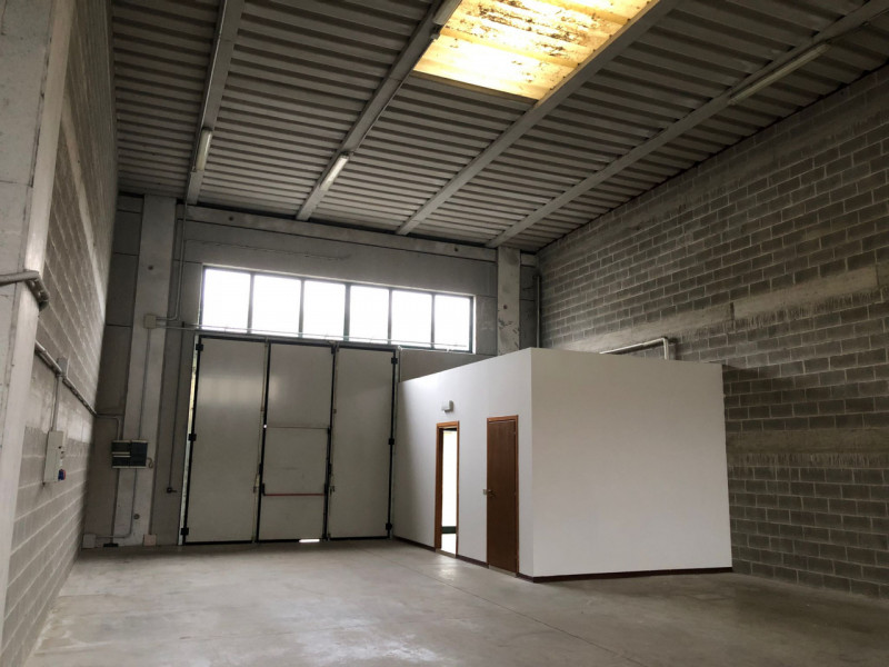 Quadrante Casa propone in affitto un capannone moderno e funzionale di circa 200 mq, situato nell...