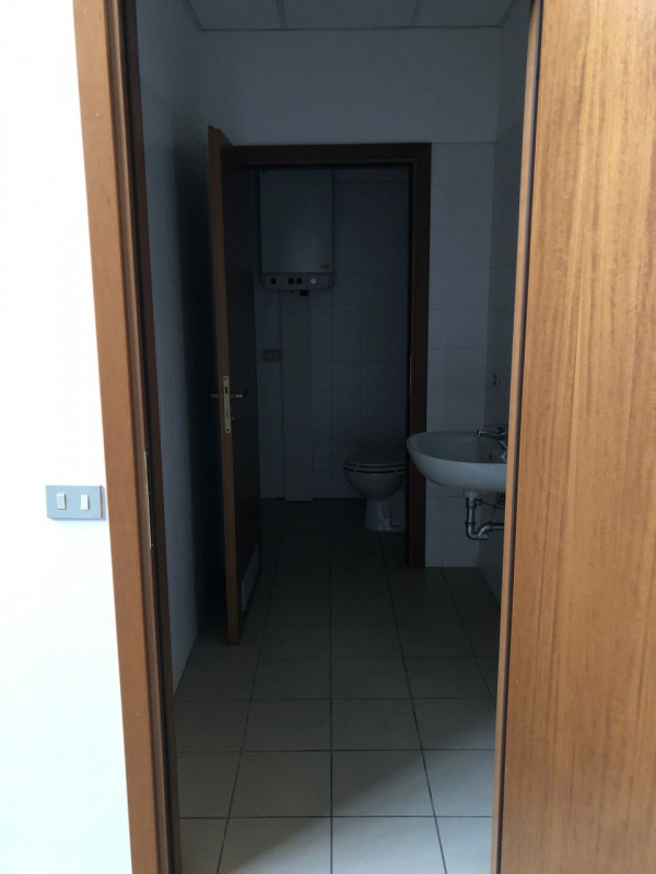 Quadrante Casa propone in affitto un capannone moderno e funzionale di circa 200 mq, situato nell...