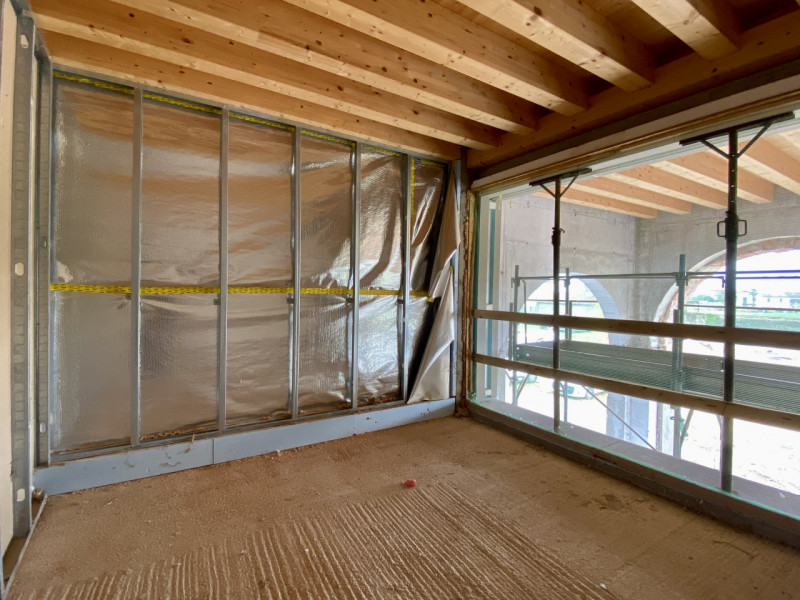 Proponiamo in vendita elegante casa a schiera di nuova concezione, disposta su piano terra e prim...