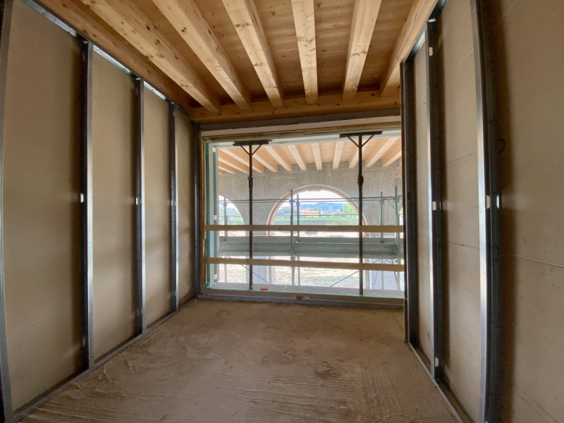 Proponiamo in vendita elegante casa a schiera di nuova concezione, disposta su piano terra e prim...