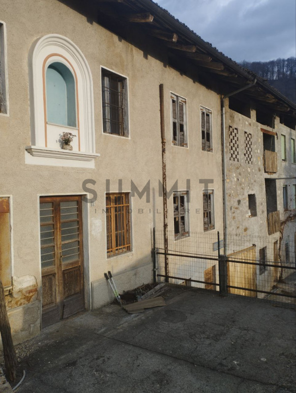 VALLI DEL PASUBIO – Sant'Antonio: In zona tranquilla ma comoda al centro del paese, ampio RUSTICO...