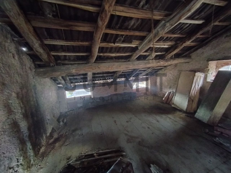 VALLI DEL PASUBIO – Sant'Antonio: In zona tranquilla ma comoda al centro del paese, ampio RUSTICO...