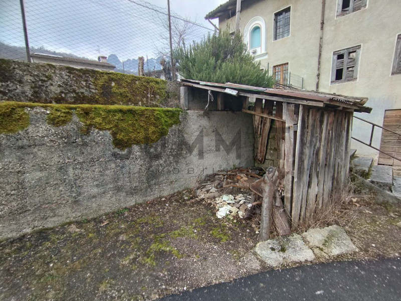 VALLI DEL PASUBIO – Sant'Antonio: In zona tranquilla ma comoda al centro del paese, ampio RUSTICO...