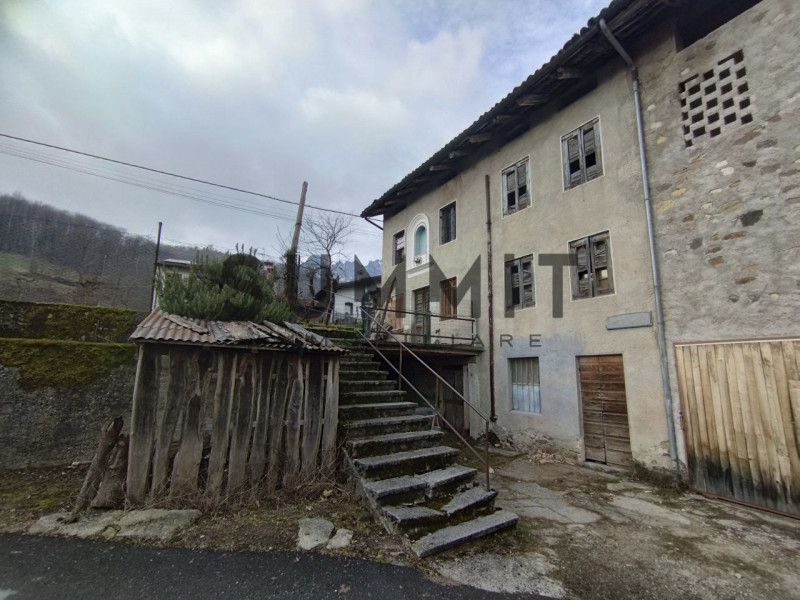 VALLI DEL PASUBIO – Sant'Antonio: In zona tranquilla ma comoda al centro del paese, ampio RUSTICO...