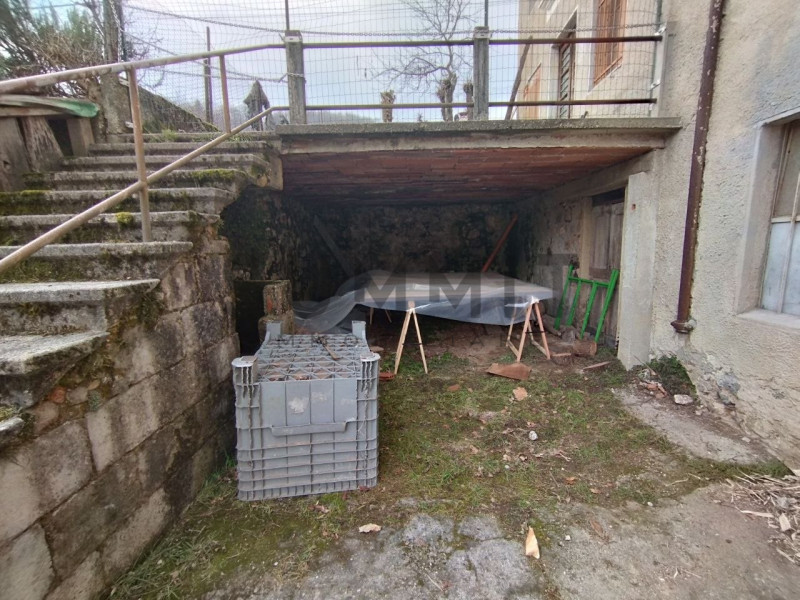 VALLI DEL PASUBIO – Sant'Antonio: In zona tranquilla ma comoda al centro del paese, ampio RUSTICO...