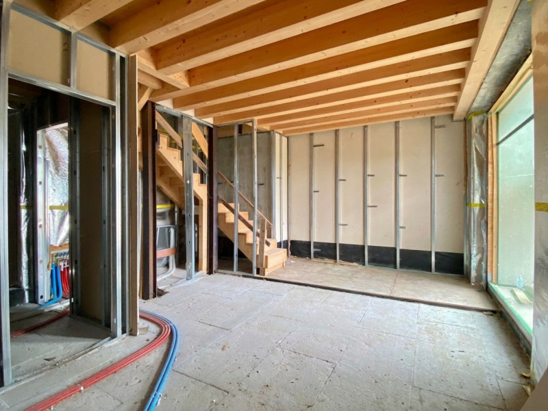 Proponiamo in vendita elegante villetta a schiera su tre livelli, immersa in un contesto residenz...