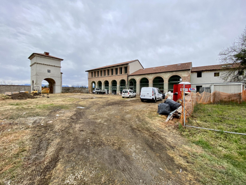Proponiamo in vendita elegante villetta a schiera su tre livelli, immersa in un contesto residenz...