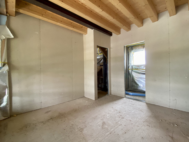 Proponiamo in vendita splendida villetta a schiera su tre livelli, inserita in un contesto reside...