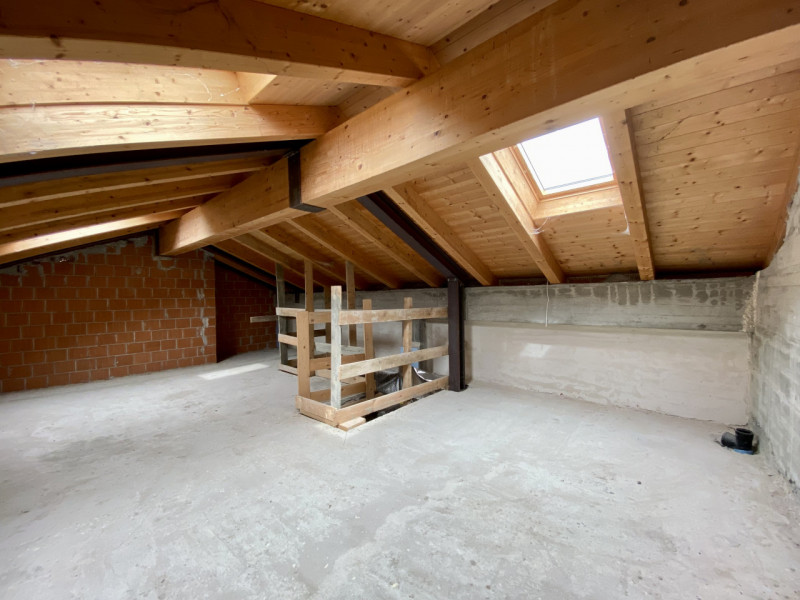 Proponiamo in vendita splendida villetta a schiera su tre livelli, inserita in un contesto reside...