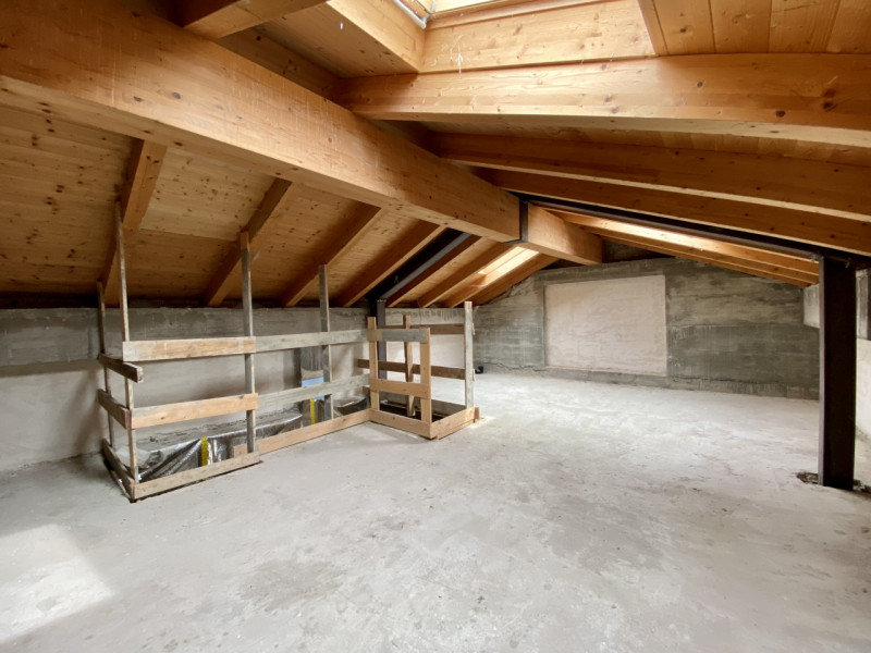 Proponiamo in vendita splendida villetta a schiera su tre livelli, inserita in un contesto reside...