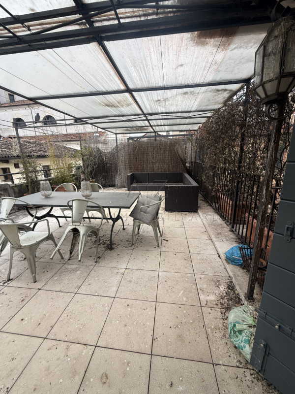 Scopri la tua nuova casa nel centro storico di Castelfranco Veneto dentro le mura.

Questo spazio...