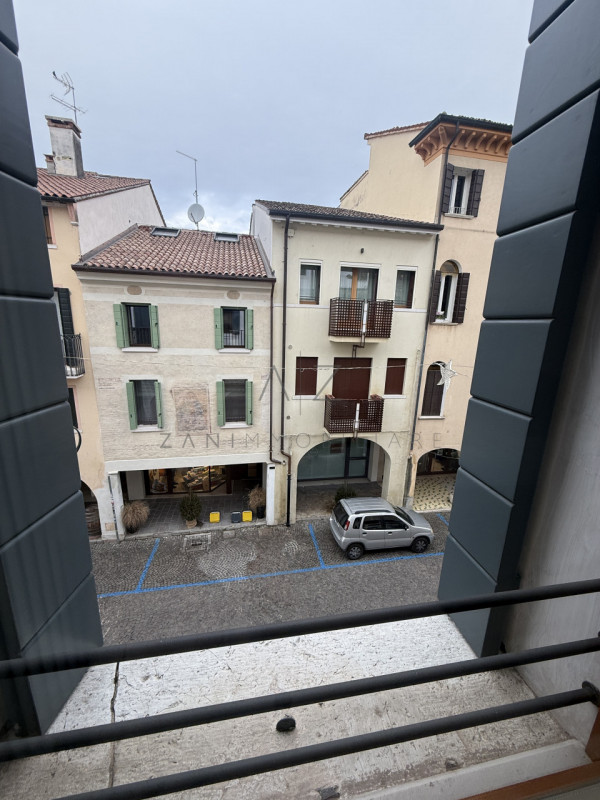 Scopri la tua nuova casa nel centro storico di Castelfranco Veneto dentro le mura.

Questo spazio...