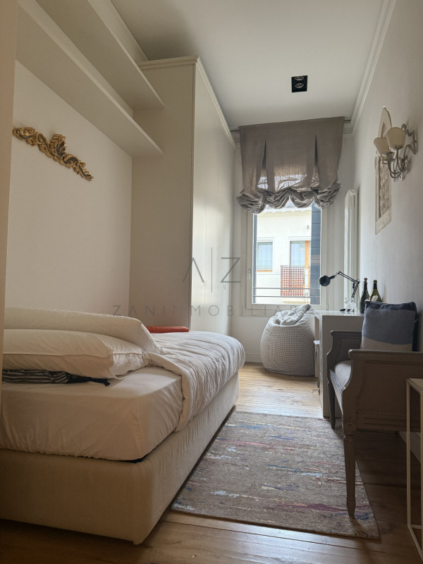 Scopri la tua nuova casa nel centro storico di Castelfranco Veneto dentro le mura.

Questo spazio...