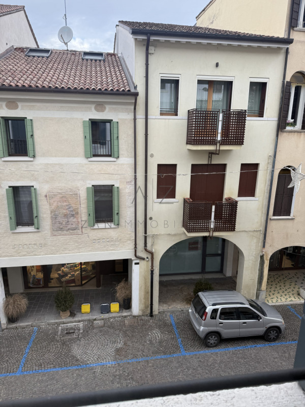 Scopri la tua nuova casa nel centro storico di Castelfranco Veneto dentro le mura.

Questo spazio...