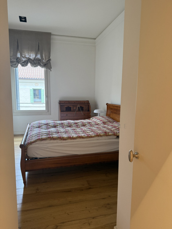 Scopri la tua nuova casa nel centro storico di Castelfranco Veneto dentro le mura.

Questo spazio...