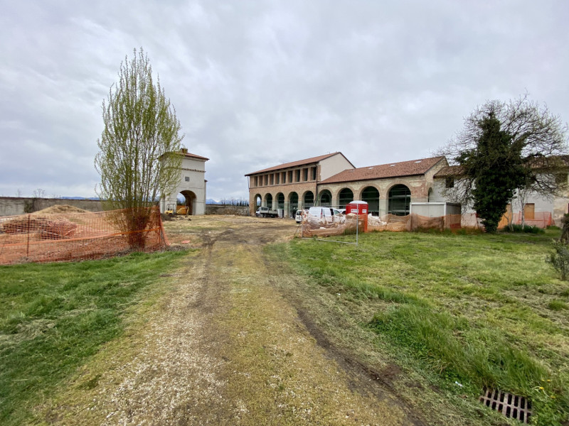 Proponiamo in vendita splendida villetta a schiera su due livelli, inserita in un contesto reside...