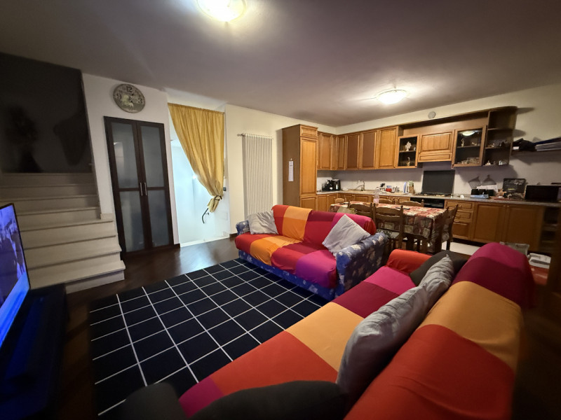 Proponiamo in vendita una splendida porzione di testa di casa a schiera situata nel comune di Rov...