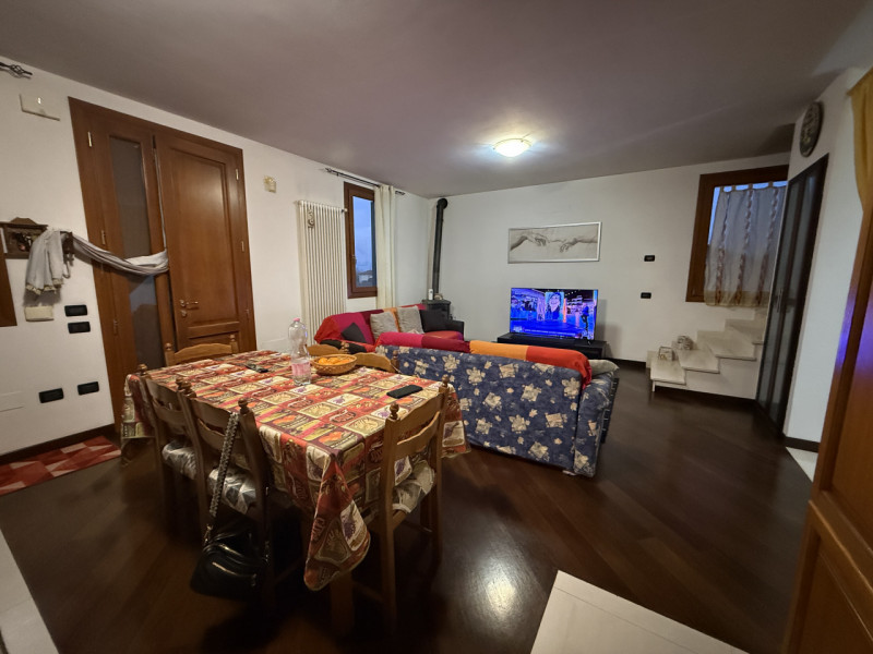 Proponiamo in vendita una splendida porzione di testa di casa a schiera situata nel comune di Rov...