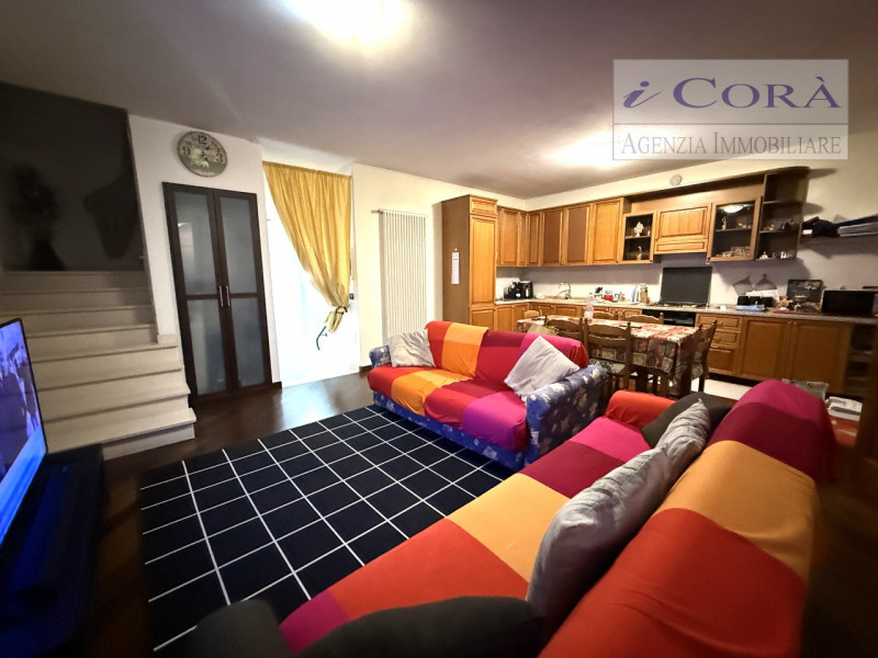 Proponiamo in vendita una splendida porzione di testa di casa a schiera situata nel comune di Rov...