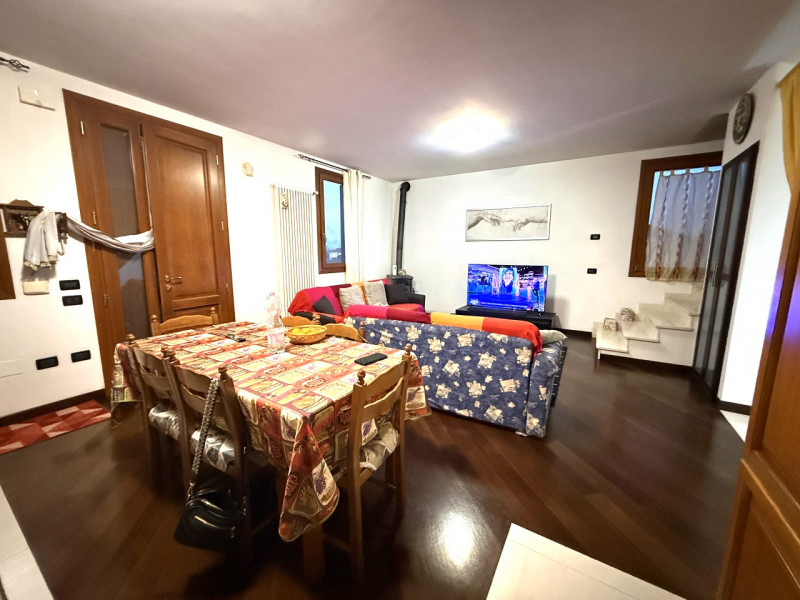 Proponiamo in vendita una splendida porzione di testa di casa a schiera situata nel comune di Rov...