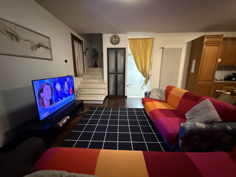 Proponiamo in vendita una splendida porzione di testa di casa a schiera situata nel comune di Rov...