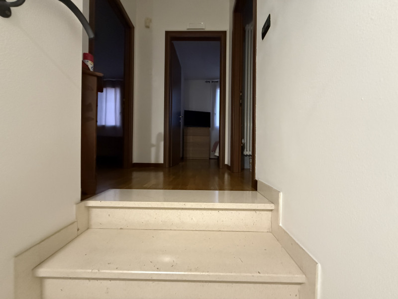 Proponiamo in vendita una splendida porzione di testa di casa a schiera situata nel comune di Rov...