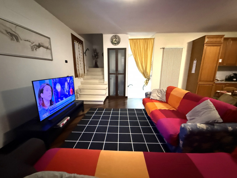 Proponiamo in vendita una splendida porzione di testa di casa a schiera situata nel comune di Rov...