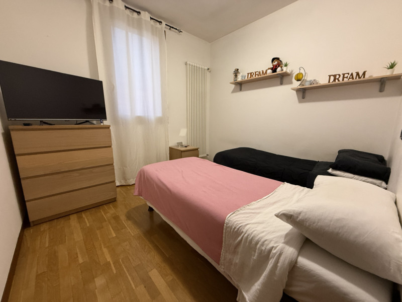 Proponiamo in vendita una splendida porzione di testa di casa a schiera situata nel comune di Rov...