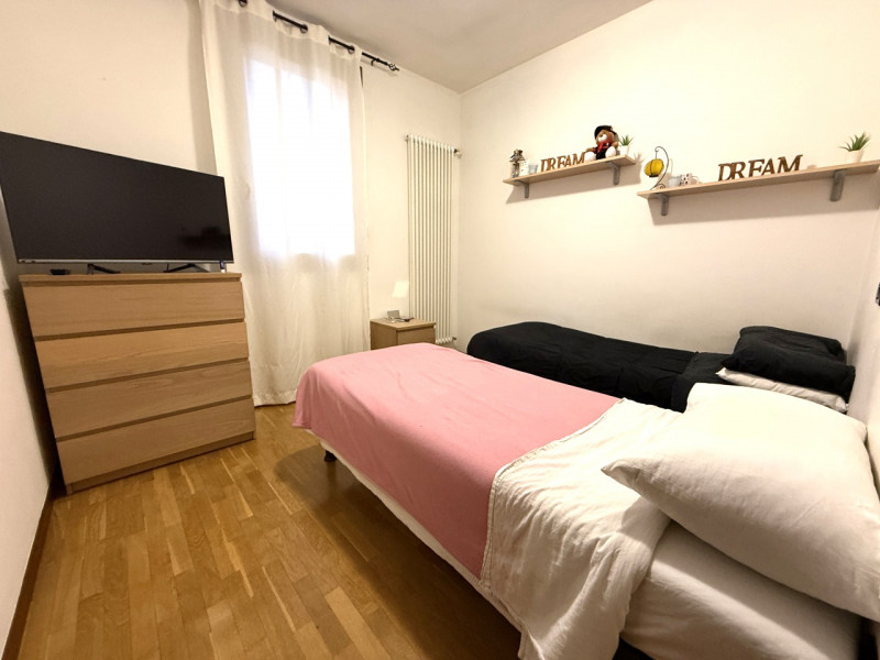 Proponiamo in vendita una splendida porzione di testa di casa a schiera situata nel comune di Rov...