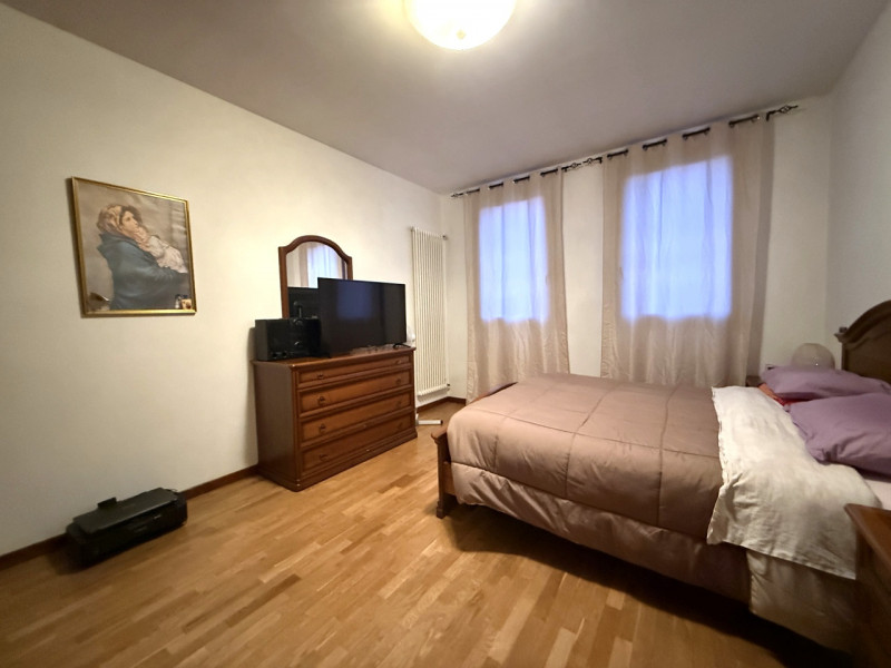 Proponiamo in vendita una splendida porzione di testa di casa a schiera situata nel comune di Rov...